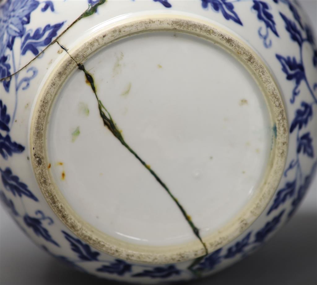 A Chinese blue and white jar, height 18cm (a.f.)